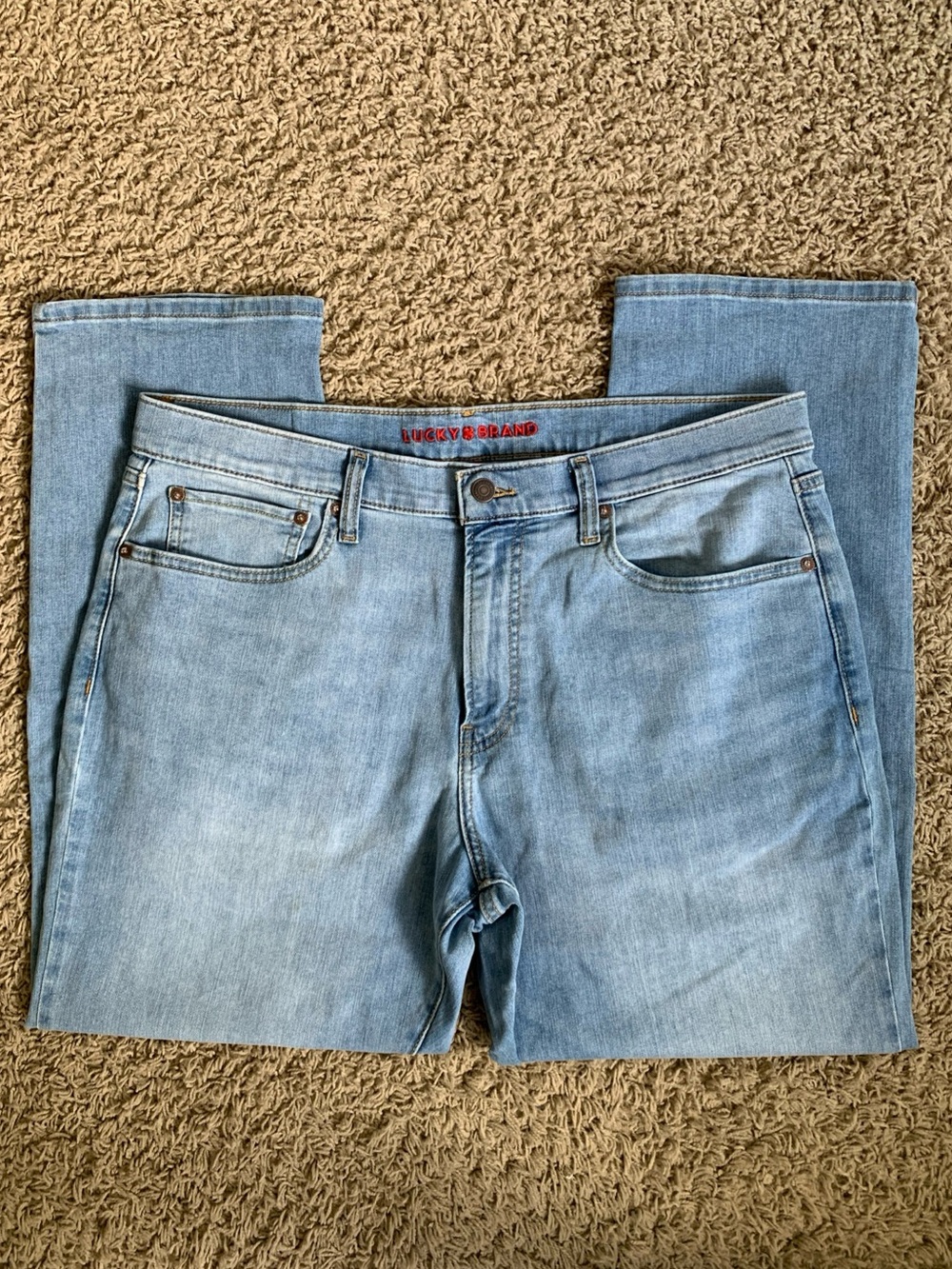 Lucky Brand 410 Atheltic straight men’s size 36x30 light wash denim blue jeans